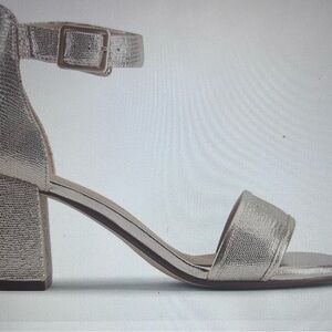 Elegant Clarks Champagne Block Heel size 6.5 NEW never worn